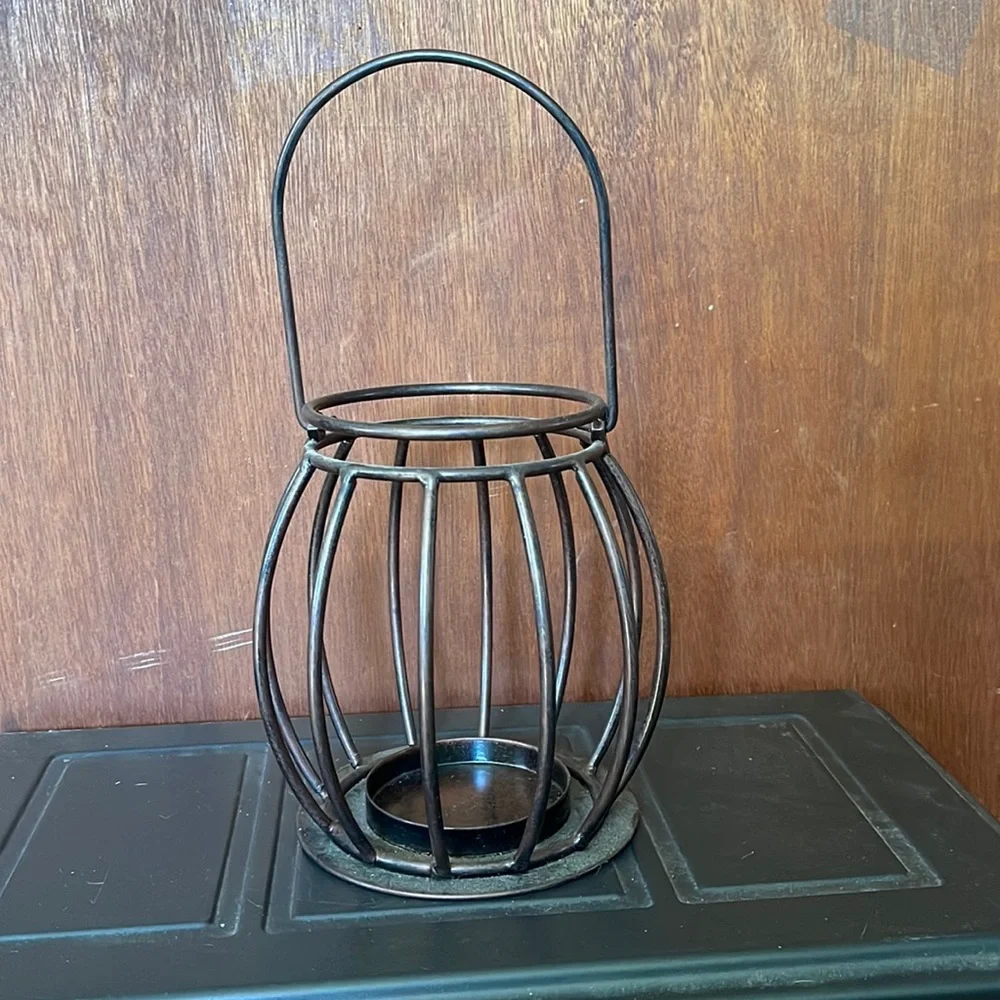 Metal candle holder